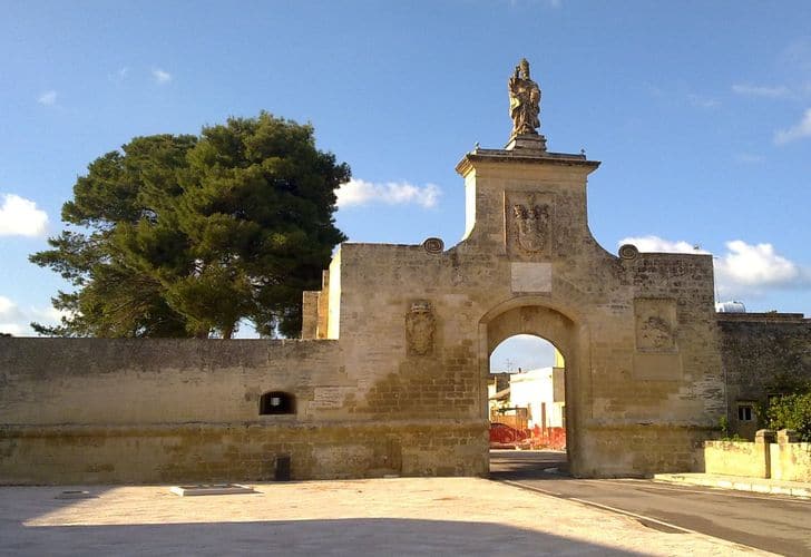 Porta_della_città_fortificata_di_Acaya