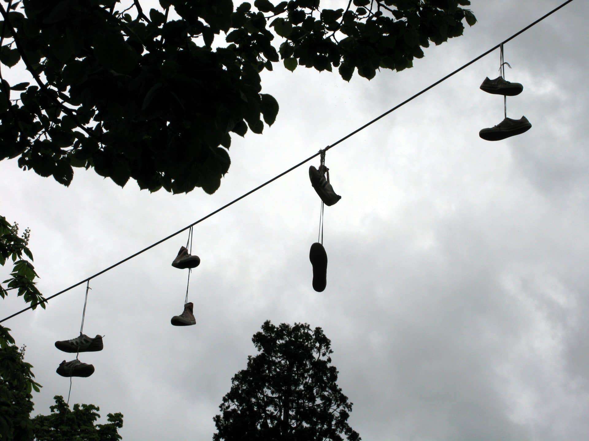 Shoefiti arte scarpe volanti appese cavi elettrici