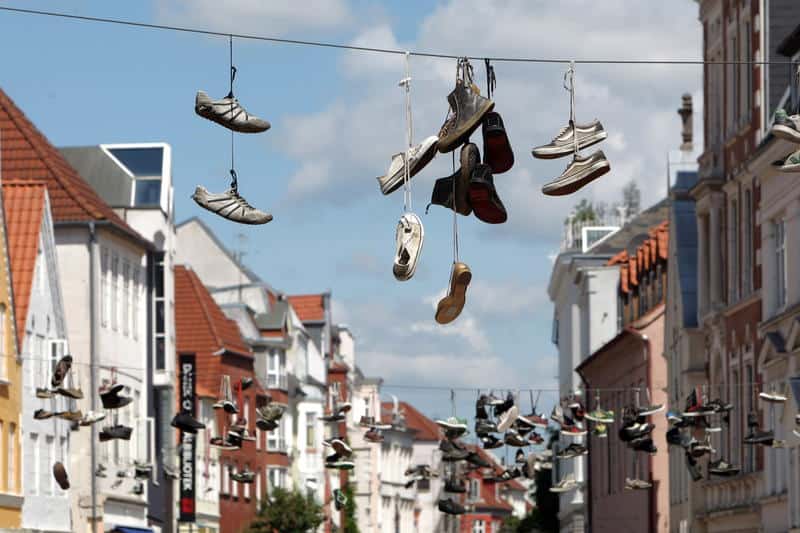 shoefiti arte scarpe volanti appese cavi g
