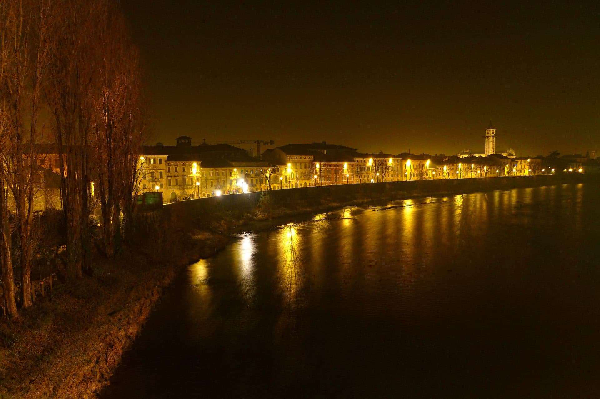 Vista dal Ponte di Castelvecchio a Verona di sera