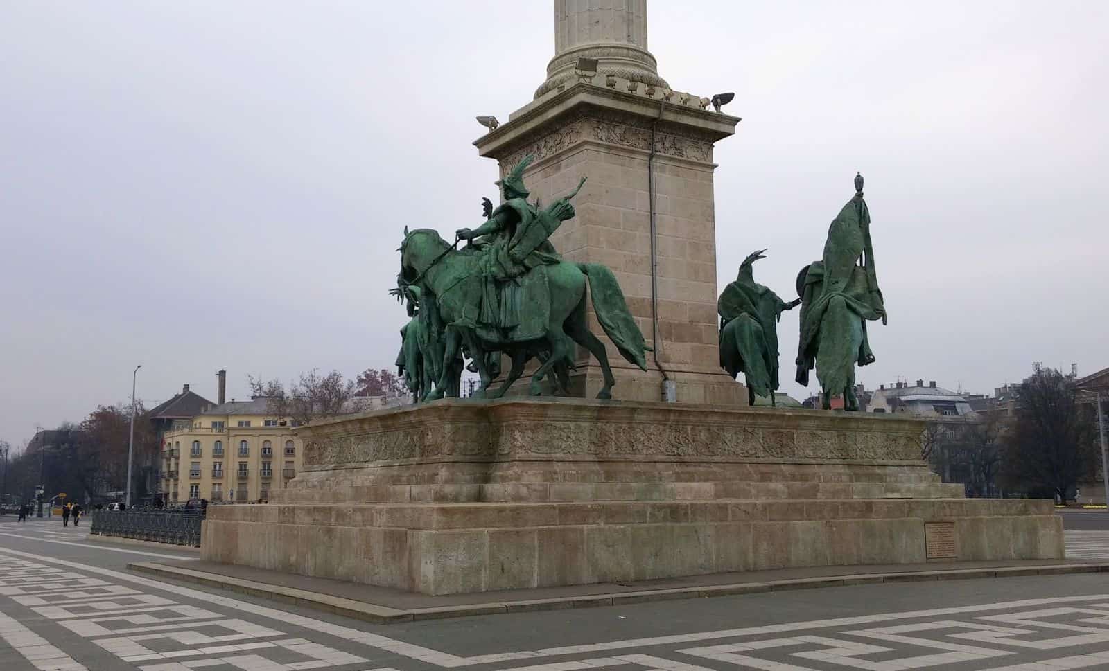 piazza_eroi_heroes_budapest_obelisco