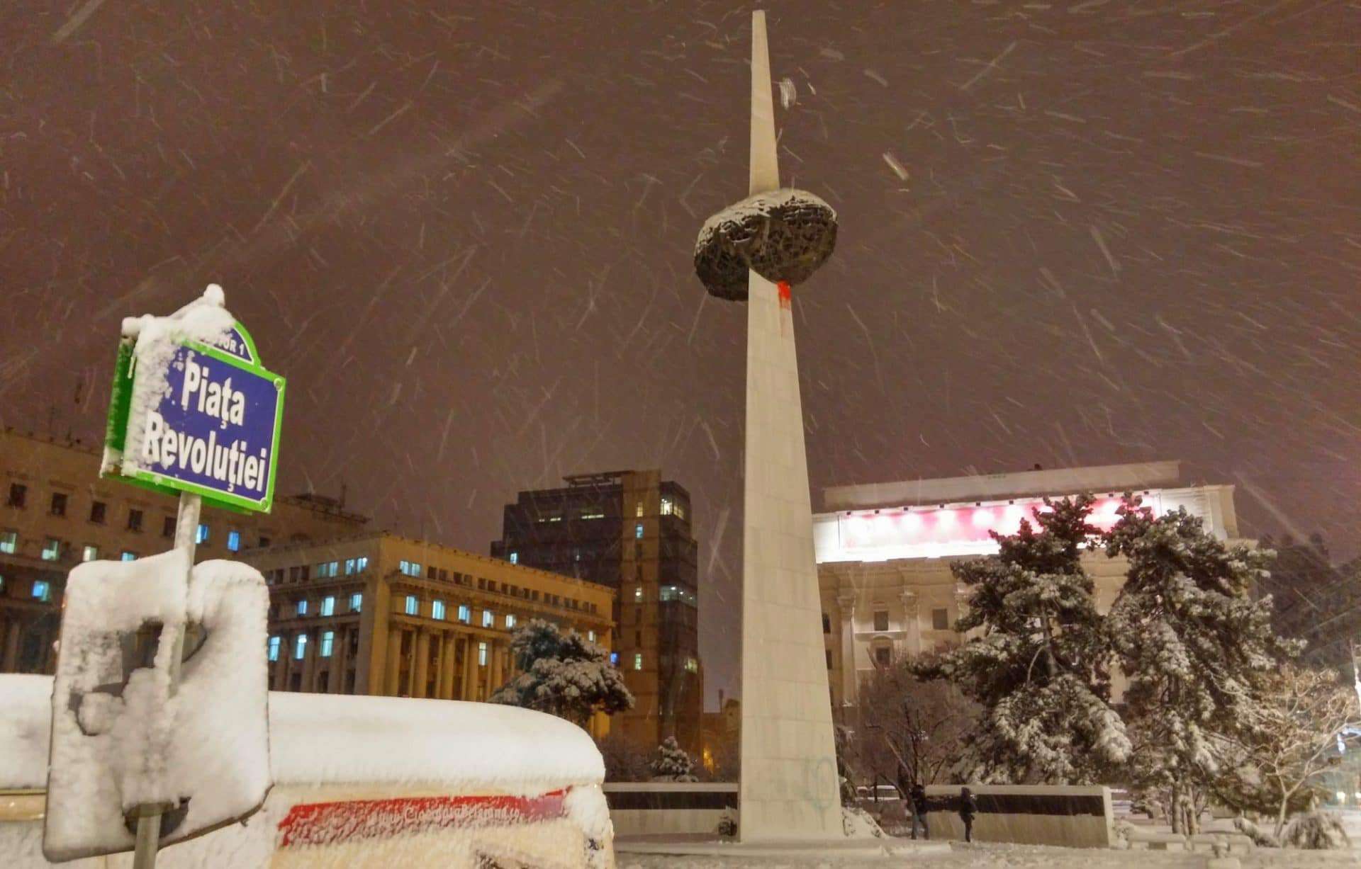 Piața Revoluției a Bucarest sotto la neve