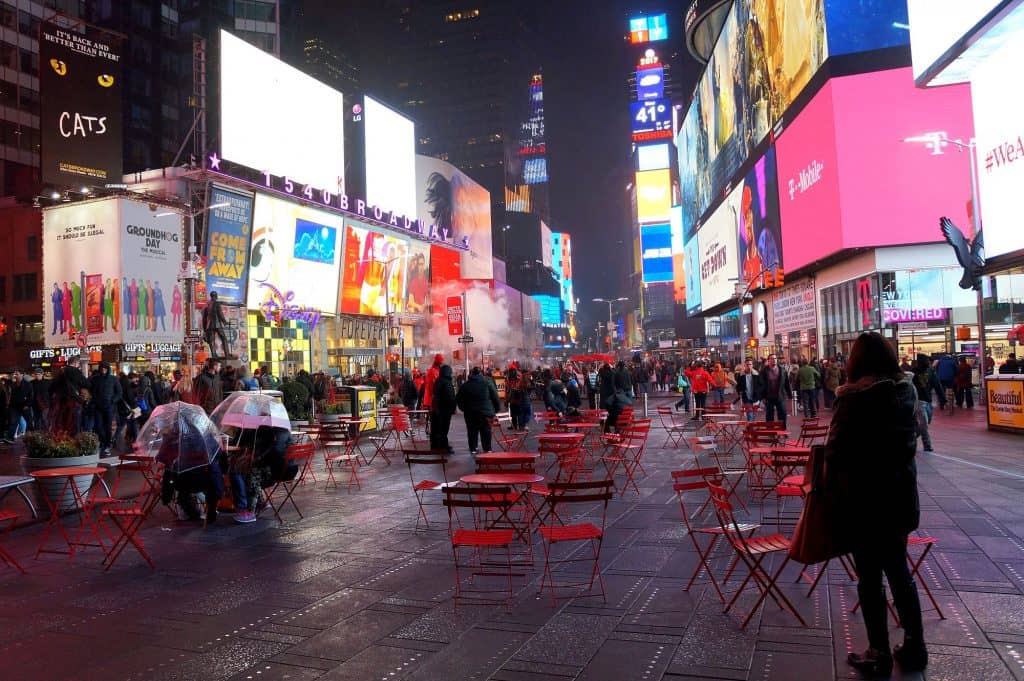 times square tavolini sedie rosse new york