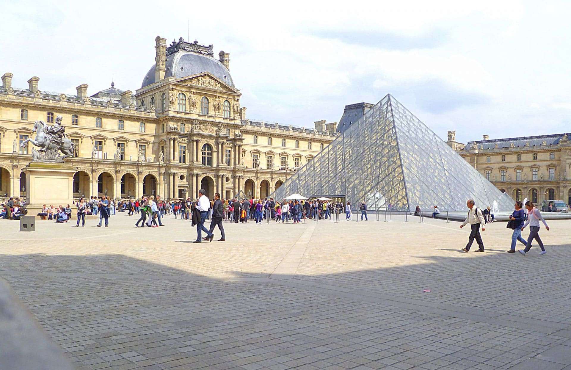 Piramide di Ming Pei del Museo Louvre a Parigi