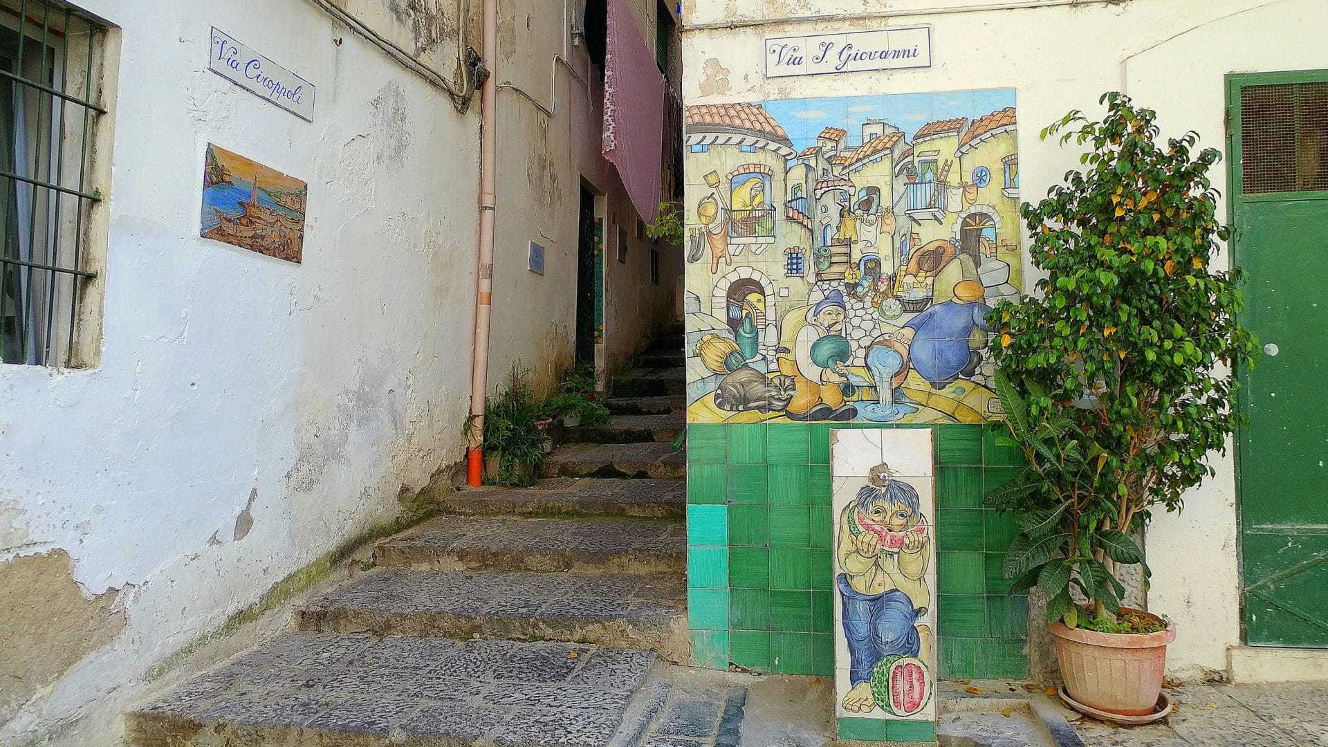 centro storico con murales di cercamica a Vietri sul Mare