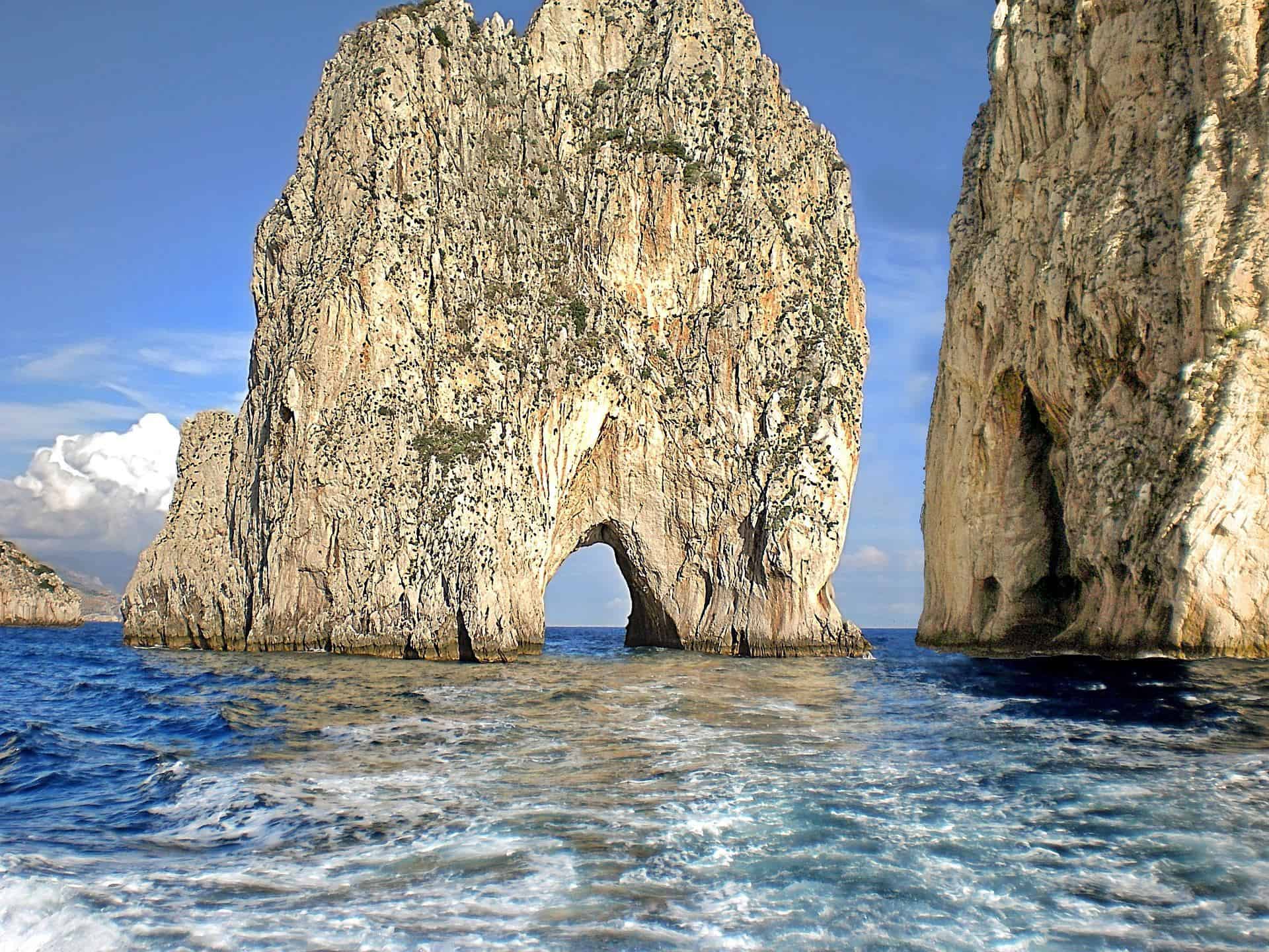 Visitare Capri in un giorno: i Faraglioni