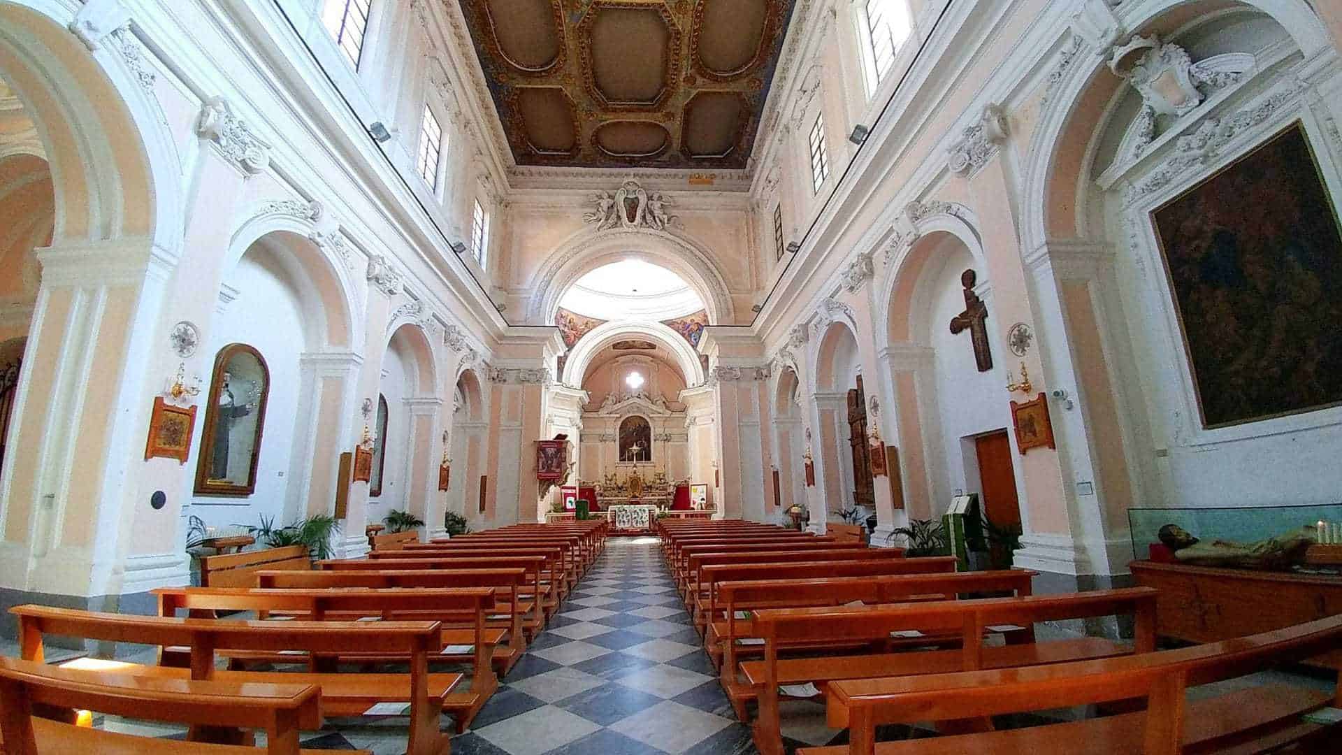 interni chiesa San Giovanni Battista vietri sul mare