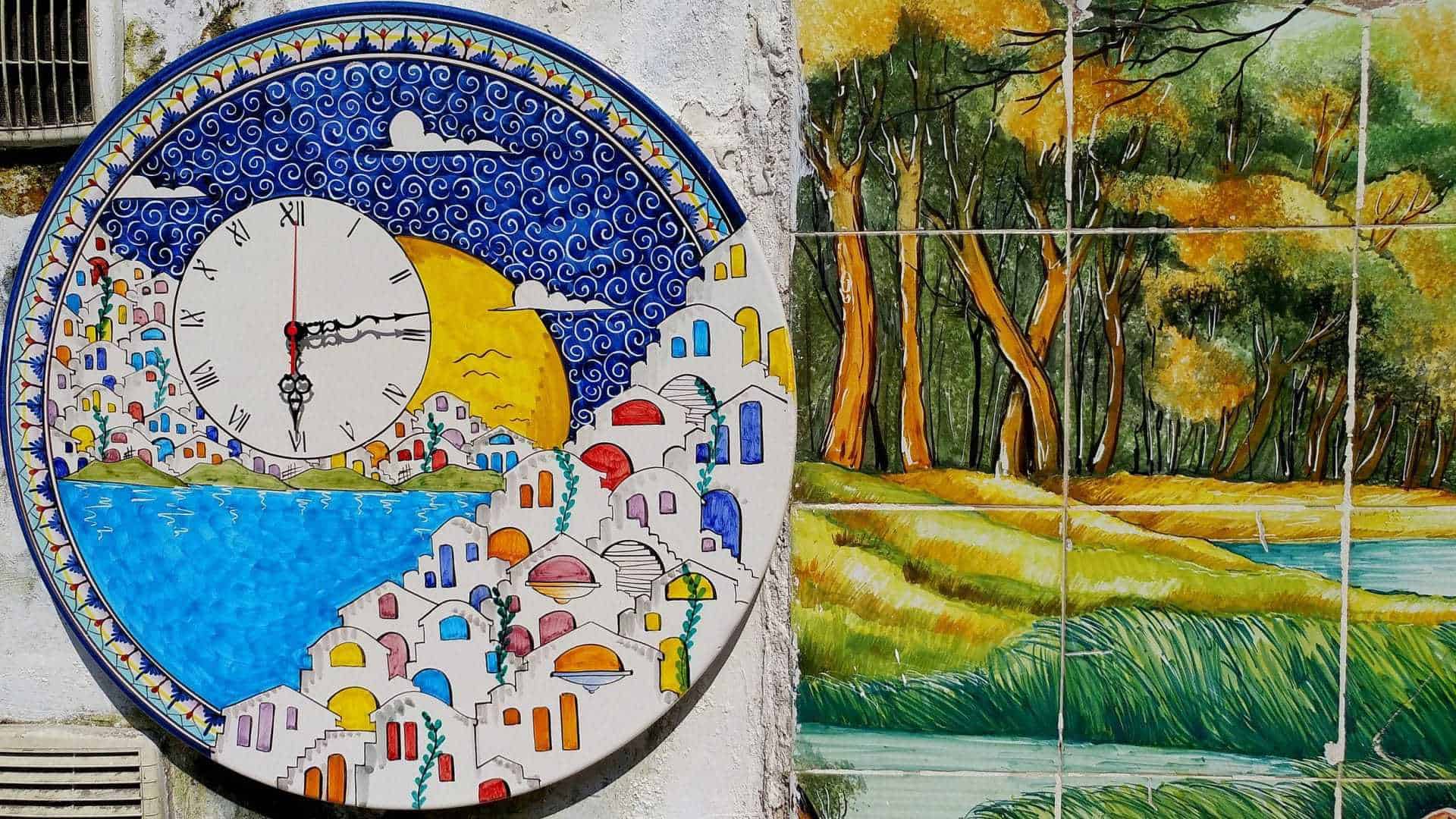 Ceramica orologio su murales a Vietri sul mare