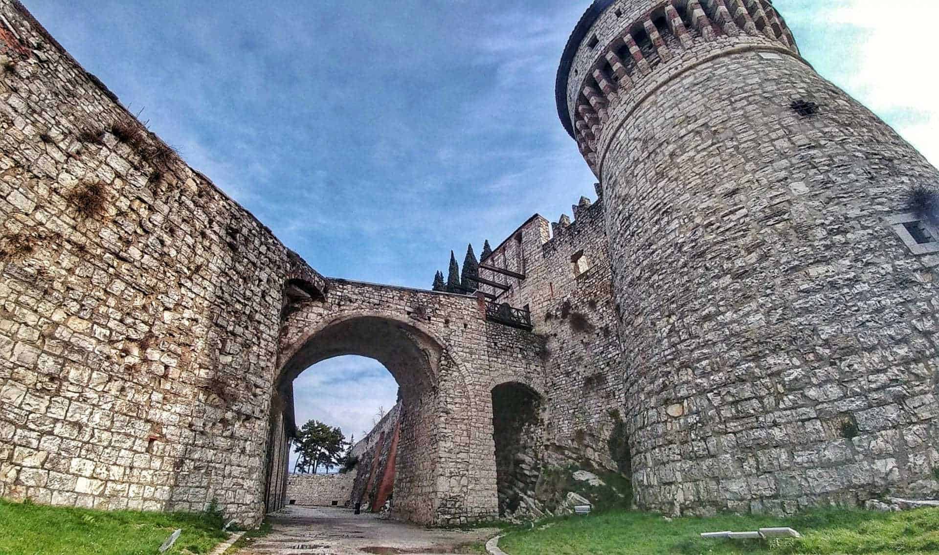 Castello di Brescia, torri e ingresso