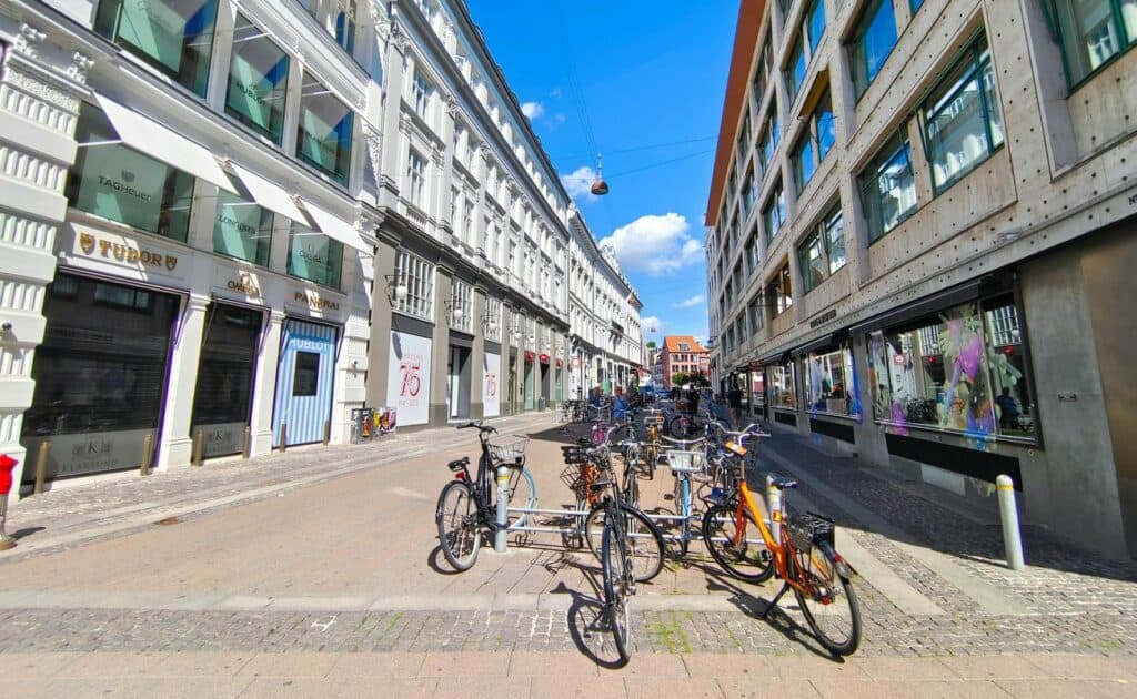 Copenaghen in bicicletta: regole, noleggio e piste ciclabili