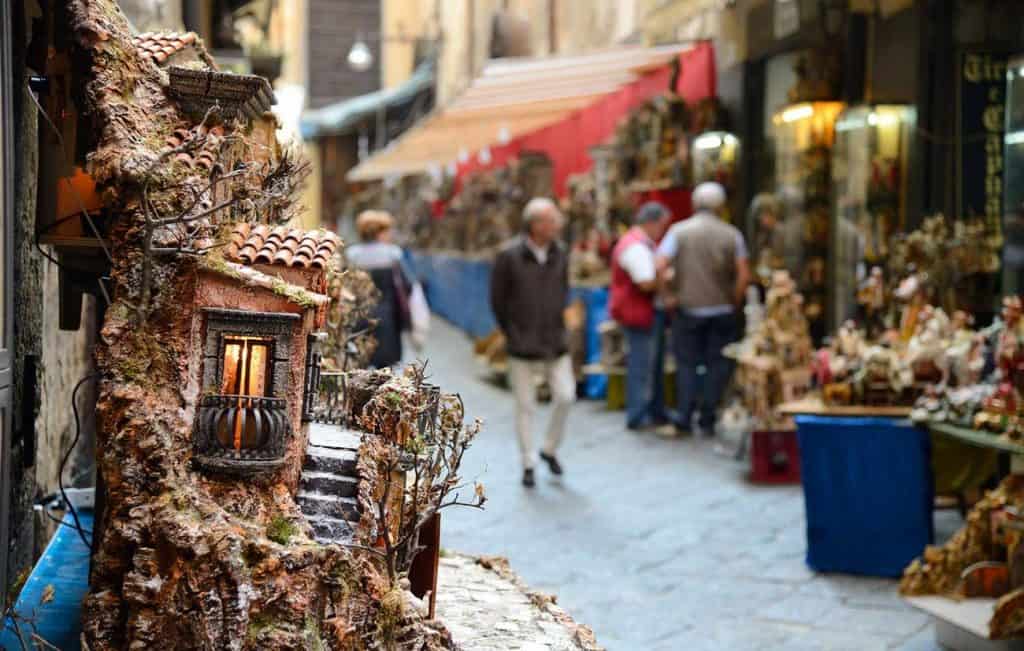 Tradizioni di Natale a Napoli: da San Gregorio Armeno alla tombola