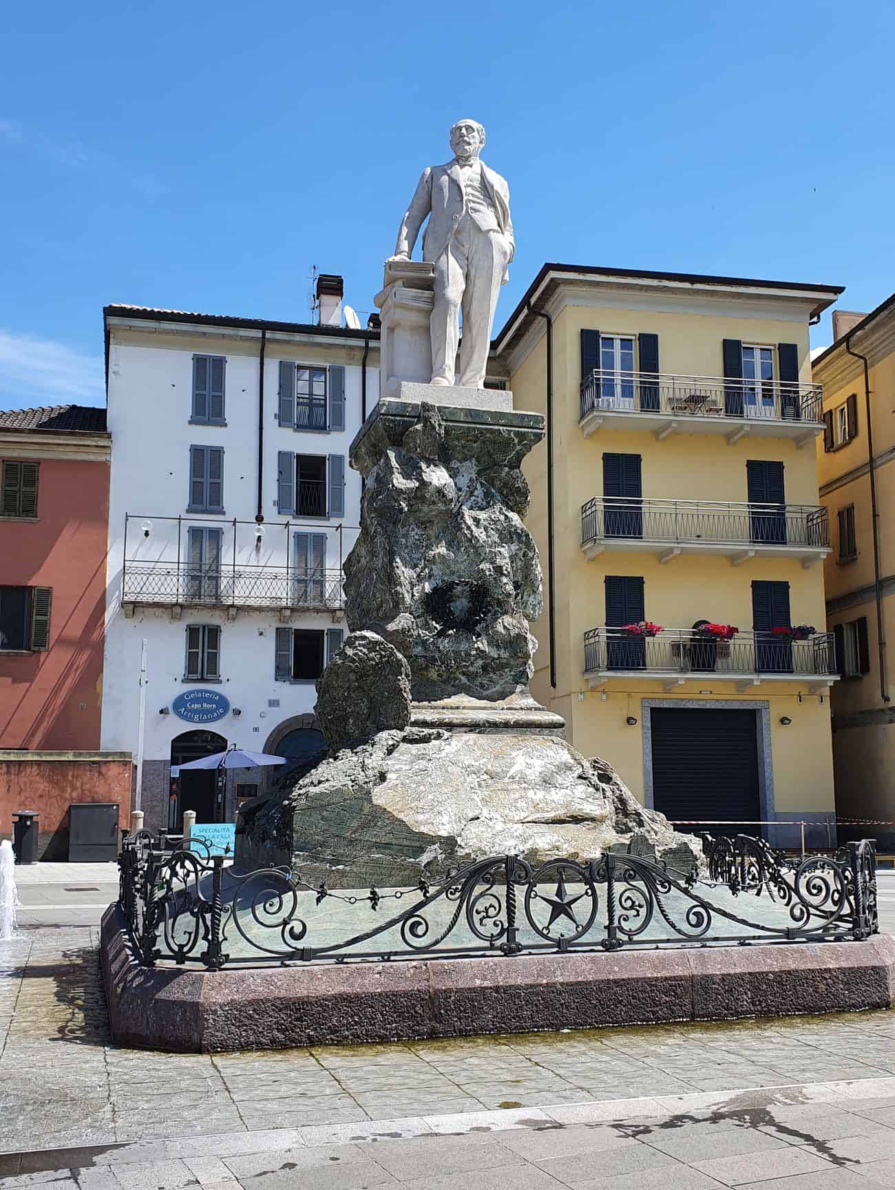 Monumento dedicato a Mario Cermenati a Lecco