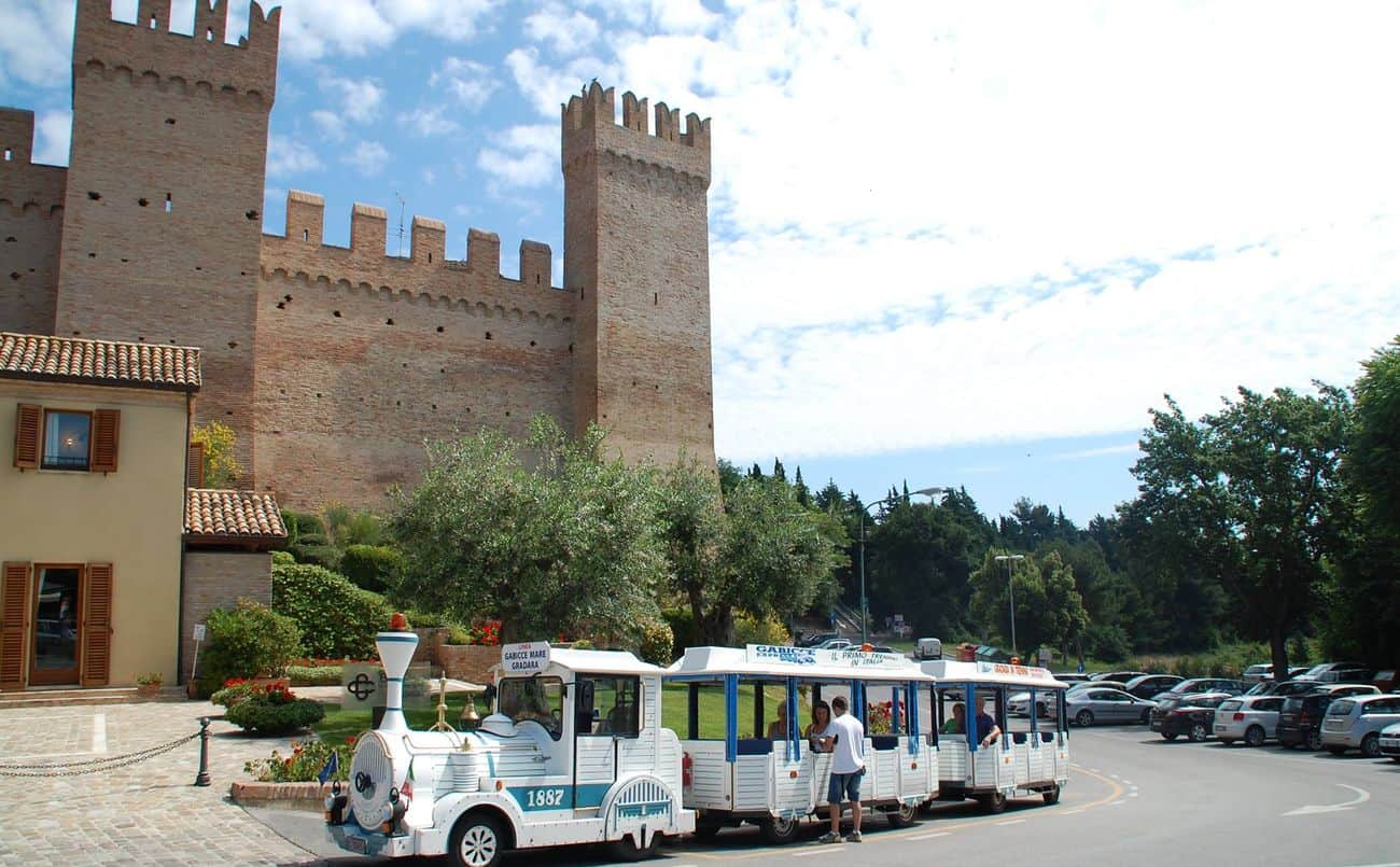 Castello di Gradara e trenino turistico