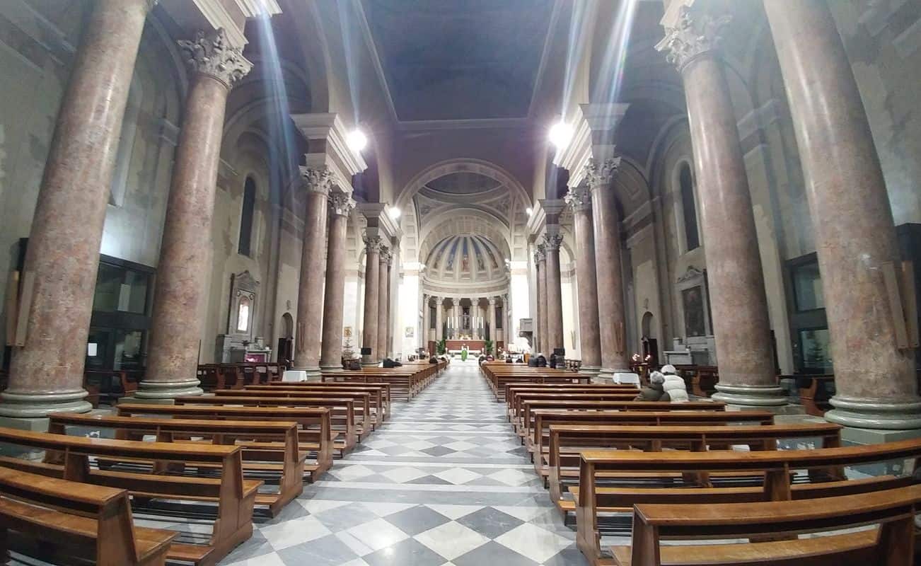 Interno del Duomo di Pontedera 