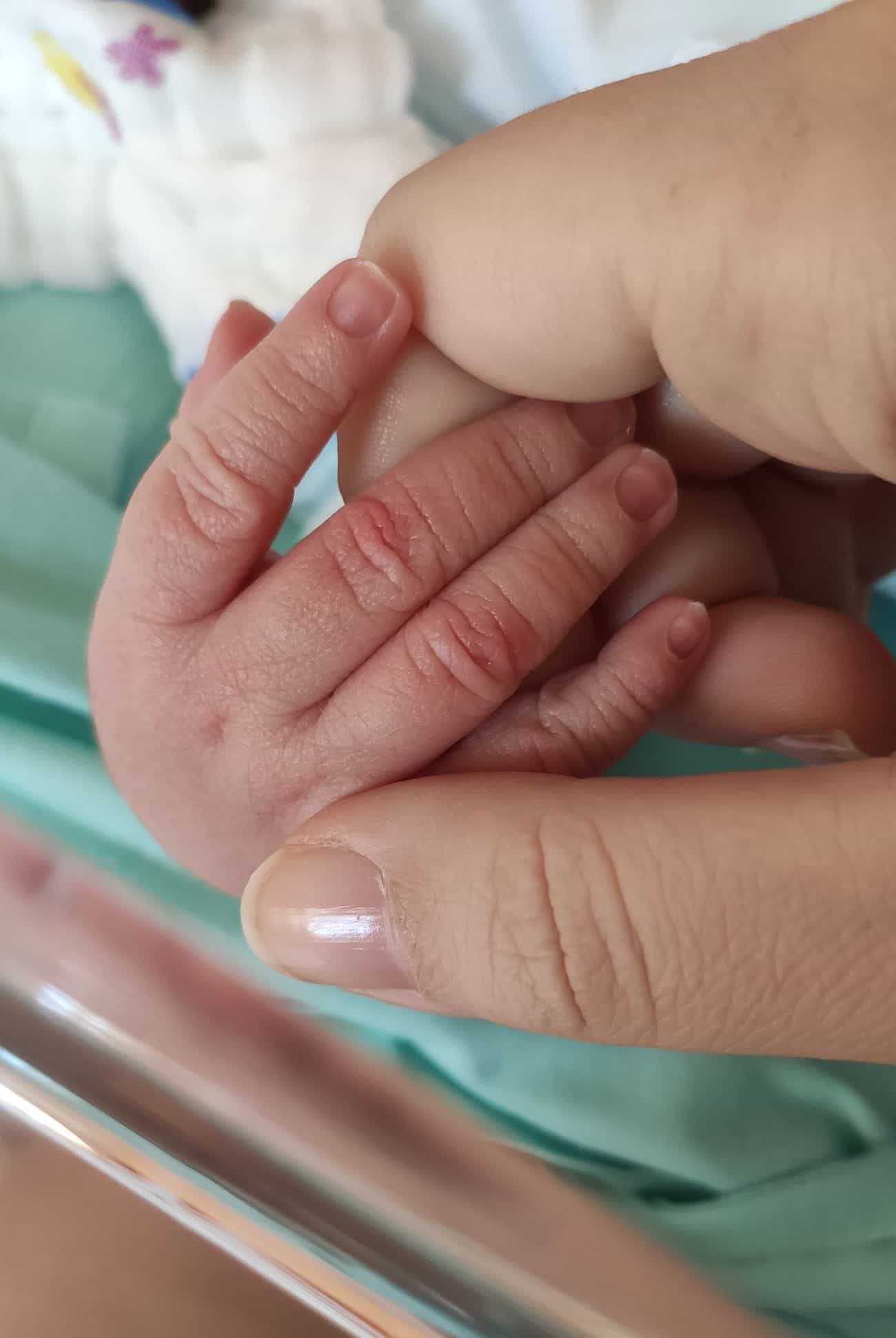 mano mamma secondo figlio appena nato