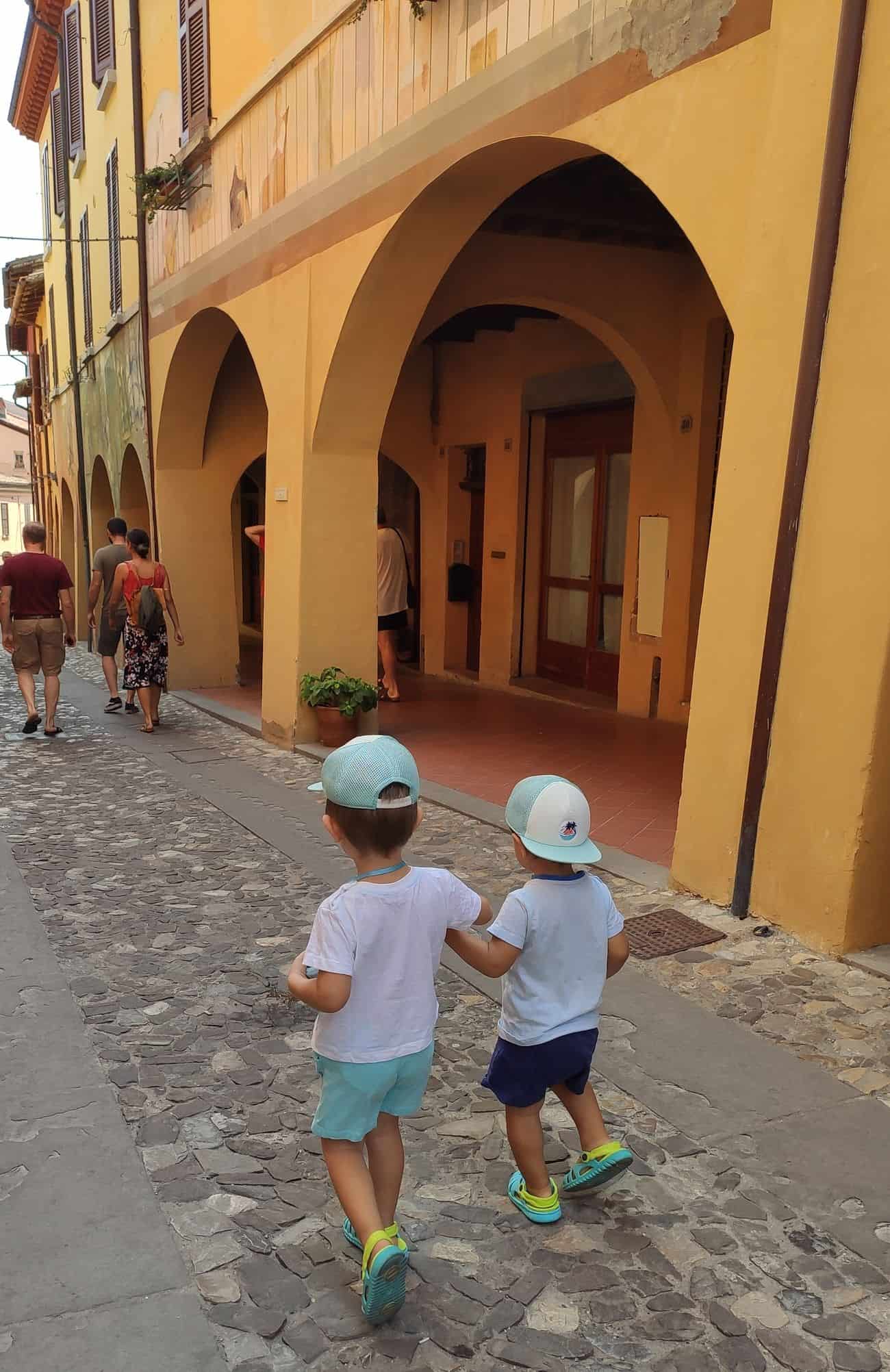 Bambini camminano per il borgo medievale