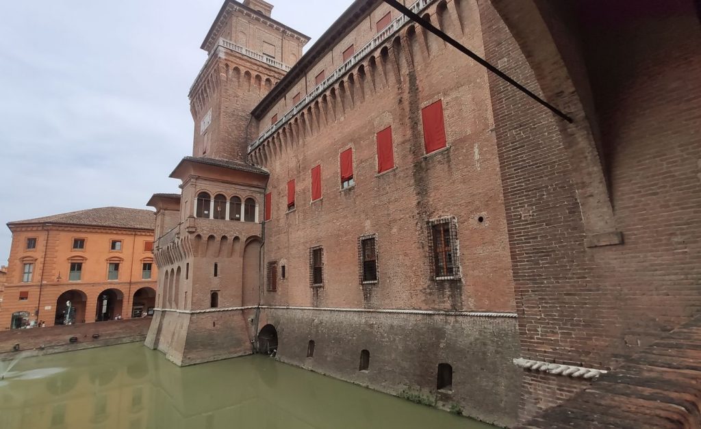 Vista laterale del Castello Estense - Ferrara