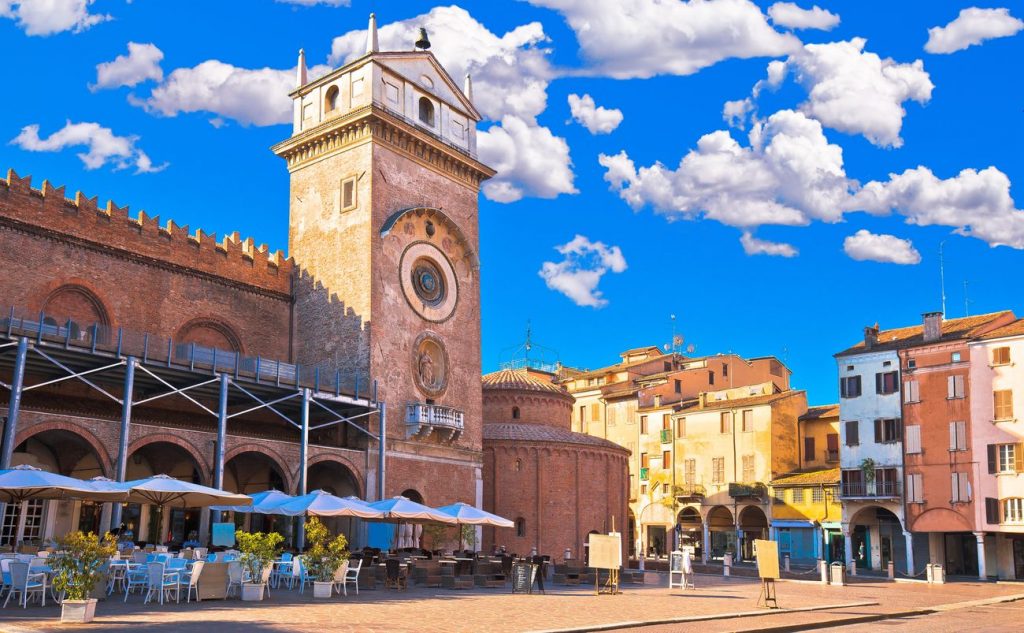 Visitare Mantova: piazza Erbe