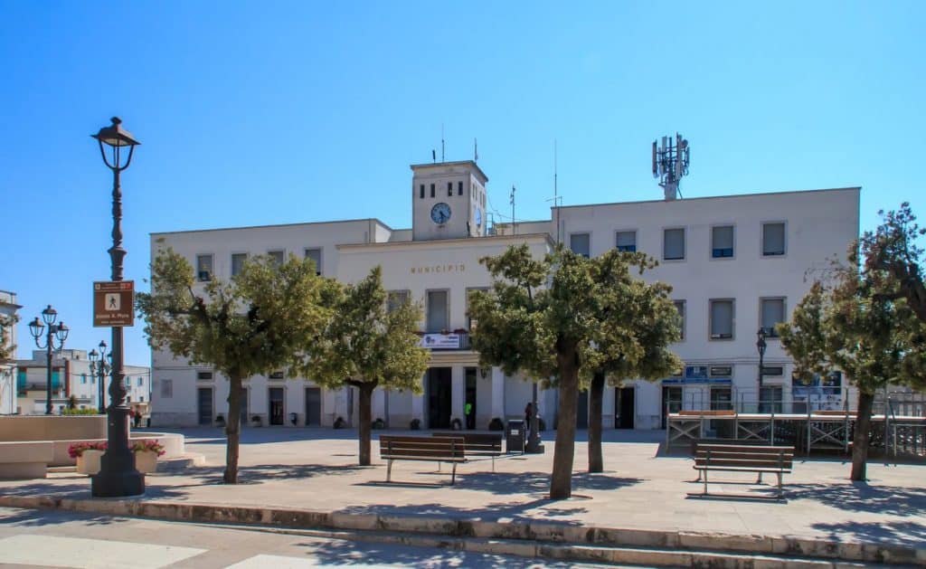 Piazza Aldo Moro e Municipio a Locorotondo