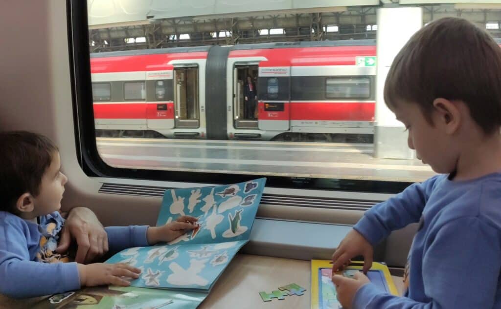 Viaggi lunghi in treno con bambini piccoli