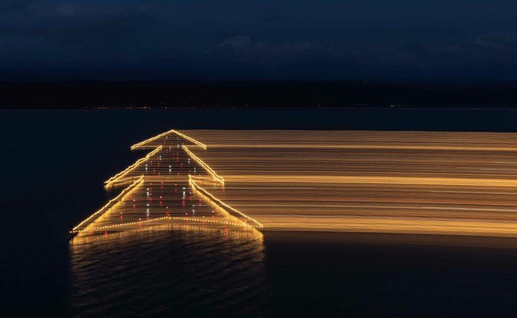 Un albero di Natale sul Lago Trasimeno: è il più grande del mondo