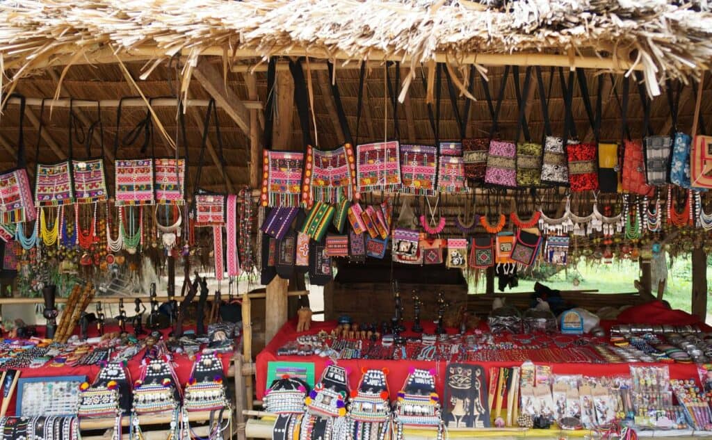 mercatino villaggio karen chang rai