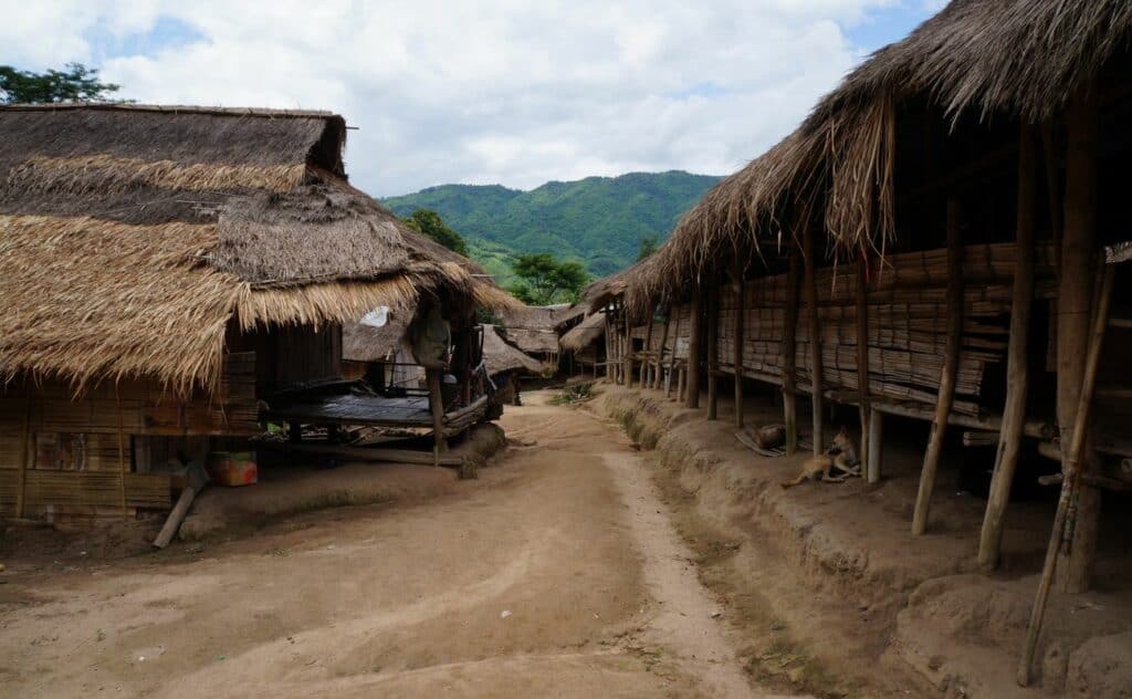 villaggio kayan donne giraffa