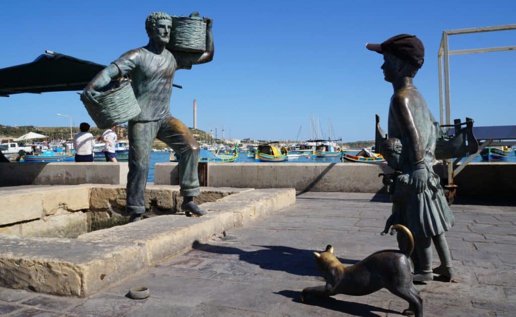 Lungomare e statua del pescatore a Marsaxlokk