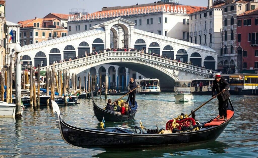 Giro in gondola a Venezia: quanto costa e quale scegliere